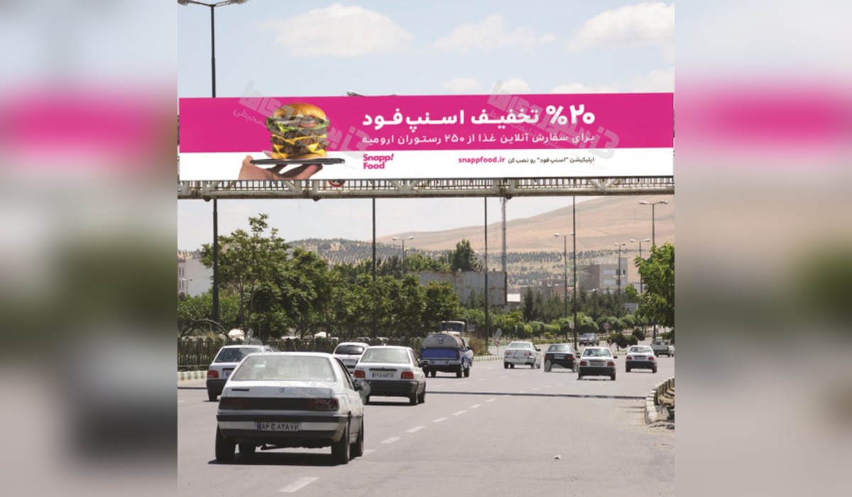 عرشه پل روبروی نمایشگاه های اتومبیل