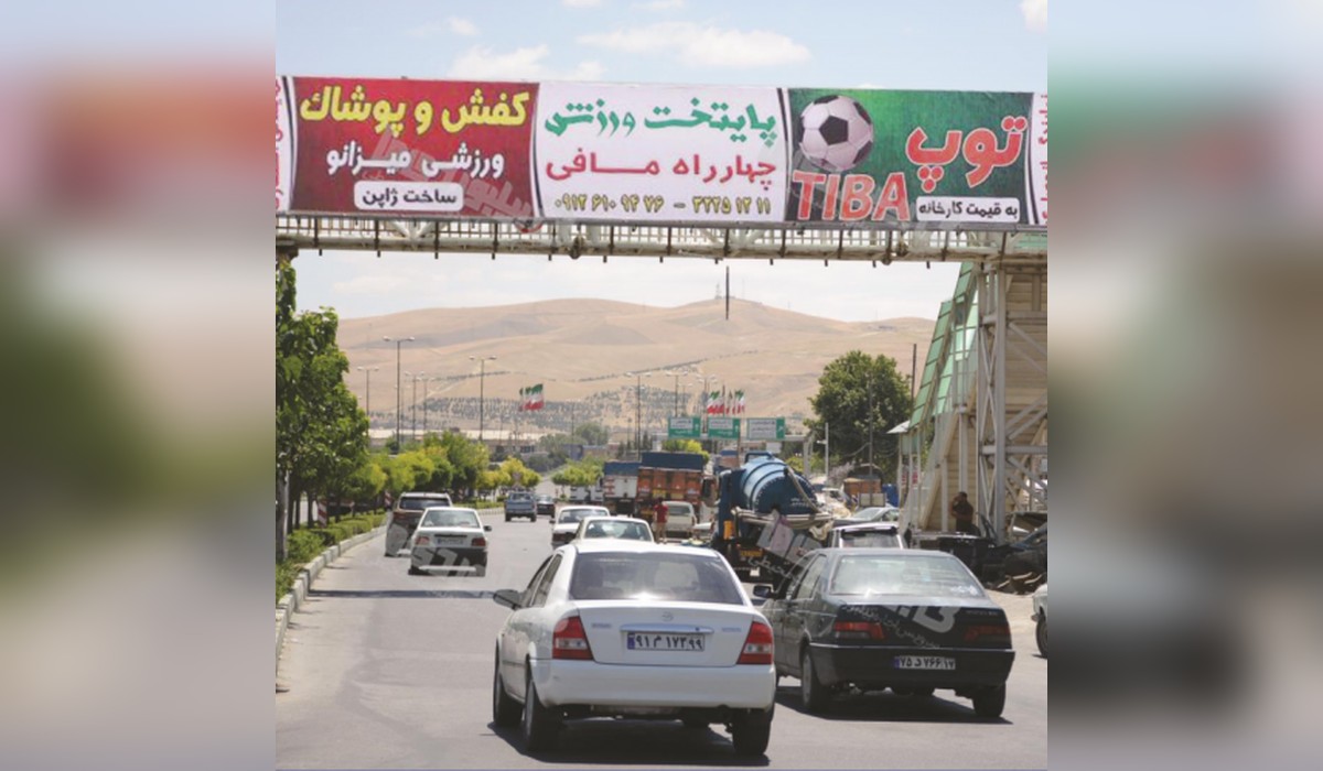 عرشه پل روبروی نمایشگاه های اتومبیل